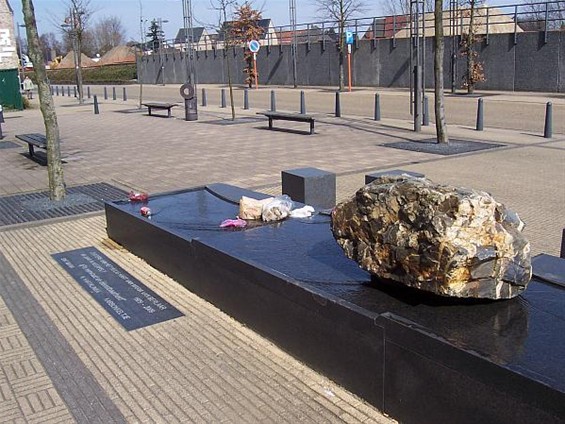 Ondertussen,  bij het monument voor de zusters... - Neerpelt