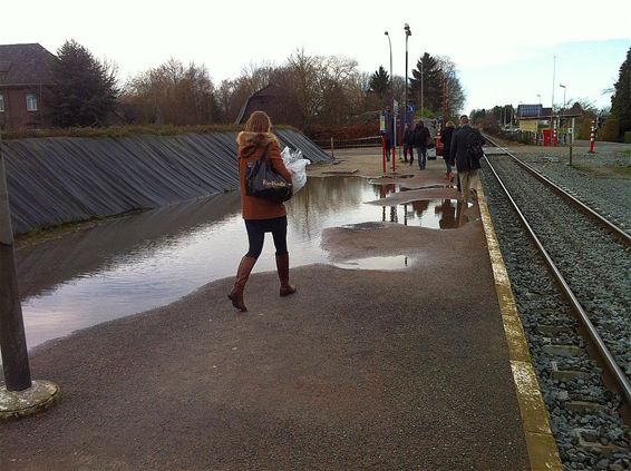 Ondertussen, bij Overpelt-station... - Overpelt