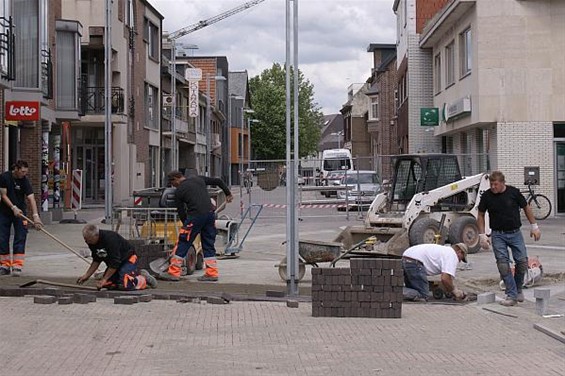 Ondertussen, in de Dorpsstraat... - Overpelt