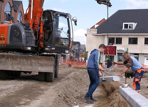 Ondertussen, in de Dorpsstraat... - Overpelt