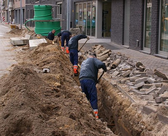 Ondertussen, in de Dorpsstraat... - Overpelt