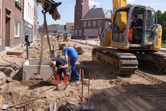 Ondertussen, in de Dorpsstraat... - Overpelt