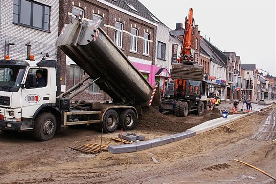 Ondertussen, in de Dorpsstraat... - Overpelt