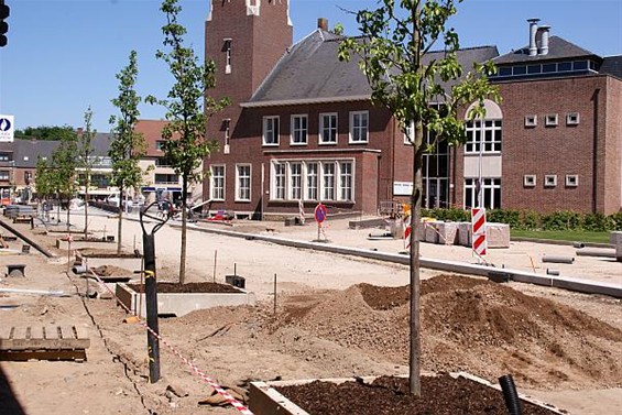 Ondertussen, in de Dorpsstraat... - Overpelt