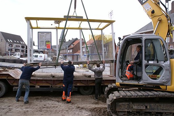 Ondertussen, in de Dorpsstraat... - Overpelt