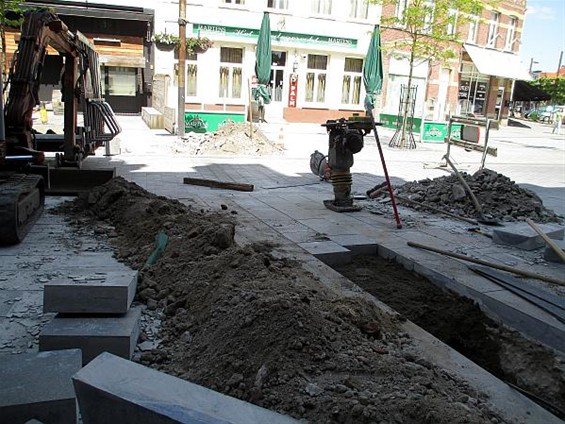 Ondertussen, in de Kerkstraat... - Neerpelt