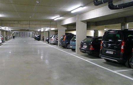 Ondertussen, in de parkeergarage... - Neerpelt