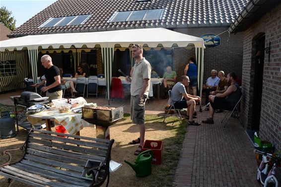 Ondertussen, in de Schansstraat... - Overpelt