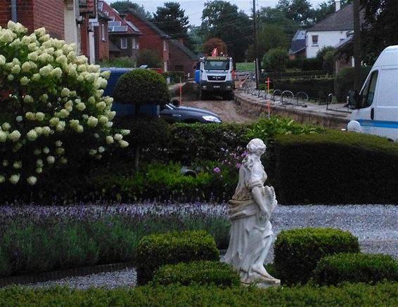 Ondertussen, in de Sint-Jorisstraat... - Overpelt