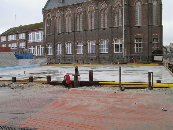 Ondertussen, in de Stationsstraat... - Neerpelt