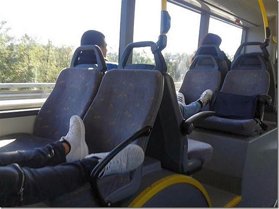 Ondertussen, in de bus Neerpelt-Genk... - Neerpelt