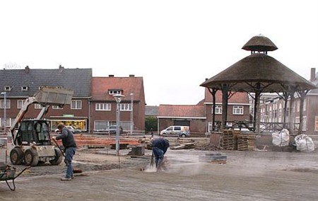 Ondertussen,  op de Oude Markt... - Overpelt