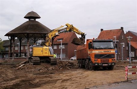 Ondertussen, op de Oude Markt... - Overpelt