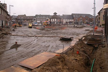 Ondertussen, op de Oude Markt... - Overpelt