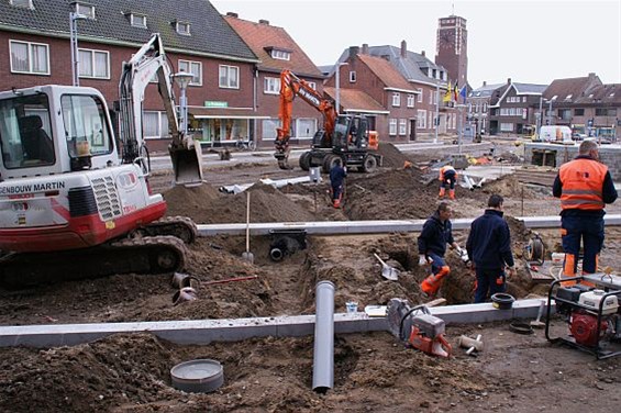 Ondertussen, op de Oude Markt... - Overpelt