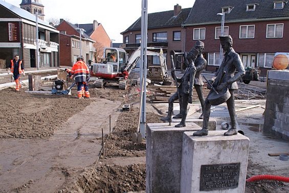 Ondertussen, op de Oude Markt... - Overpelt