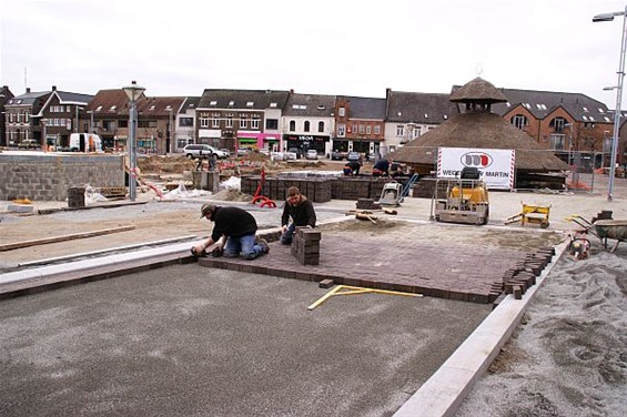 Ondertussen, op de Oude Markt... - Overpelt