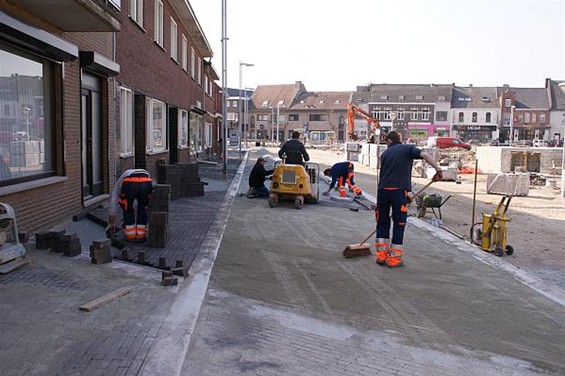 Ondertussen, op de Oude Markt... - Overpelt