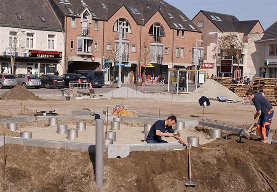 Ondertussen, op de Oude Markt... - Overpelt