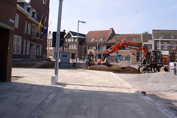 Ondertussen, op de Oude Markt... - Overpelt