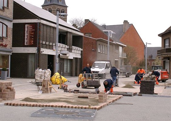 Ondertussen, op de Oude Markt... - Overpelt