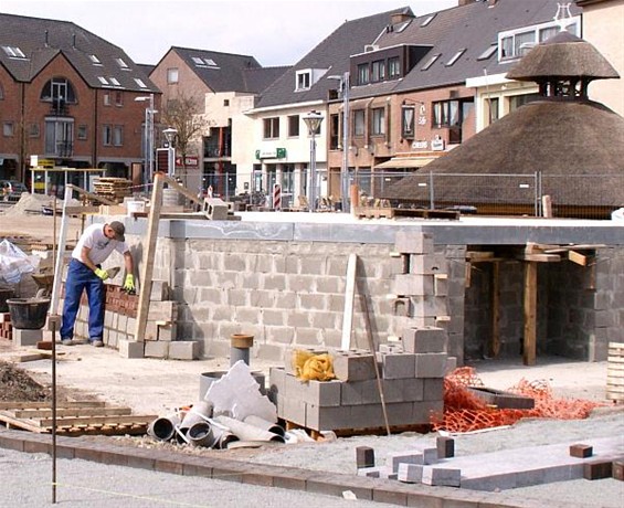 Ondertussen, op de Oude Markt... - Overpelt