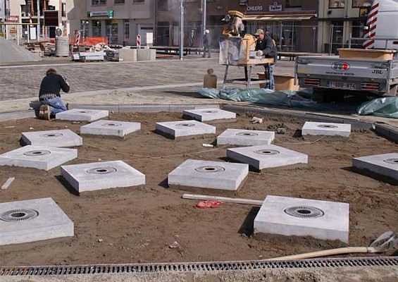 Ondertussen, op de Oude Markt... - Overpelt