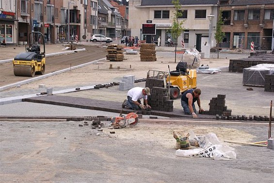 Ondertussen, op de Oude Markt... - Overpelt