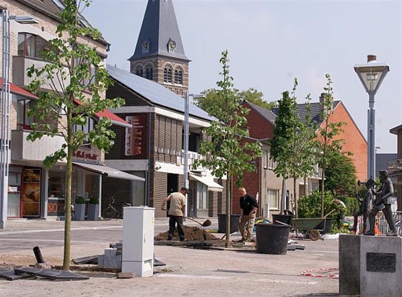 Ondertussen, op de Oude Markt... - Overpelt