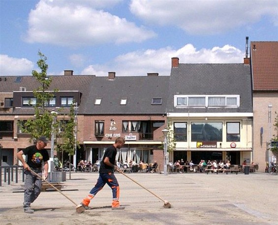 Ondertussen, op de Oude Markt... - Overpelt