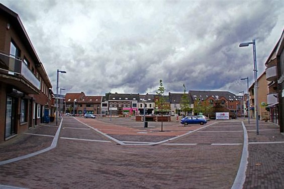 Ondertussen, op de Oude Markt... - Overpelt