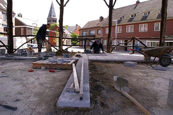 Ondertussen, op de Oude Markt... - Overpelt