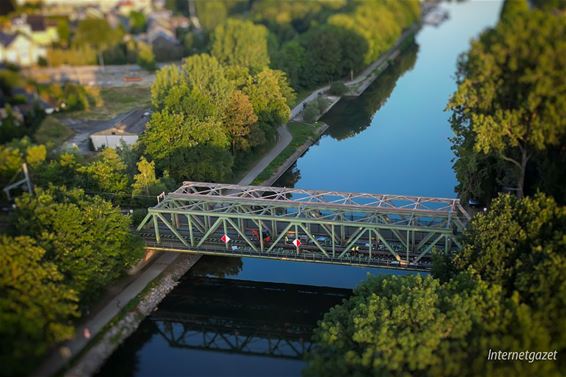 Ondertussen, op de spoorbrug... - Pelt