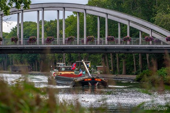 Ondertussen, op het kanaal... - Pelt