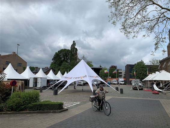 Ondertussen, op het Kerkplein... - Pelt