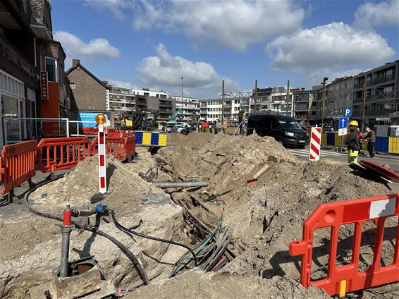 Ondertussen, op het Marktplein... - Pelt