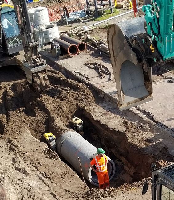 Ondertussen, op het Marktplein... - Pelt