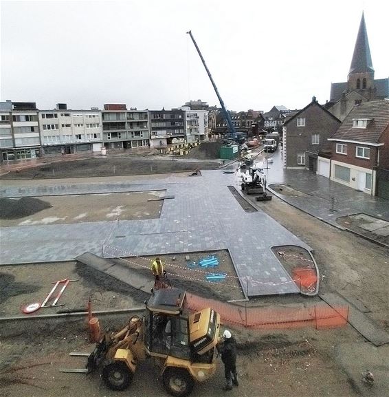 Ondertussen, op het Marktplein... - Pelt