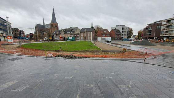 Ondertussen, op het Marktplein in Neerpelt... - Pelt