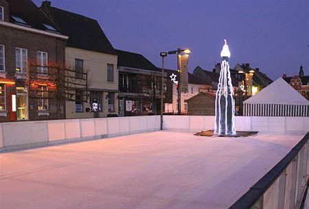 Ondertussen, op het Marktplein... - Peer