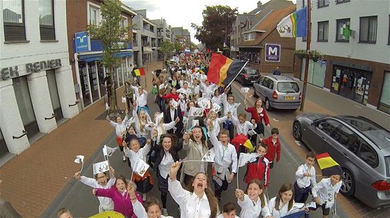 Ondertussen, tijdens de parade... - Neerpelt