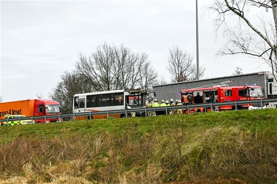Ongeval met schoolbus op E313 - Beringen