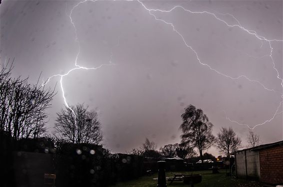 Onweer ook hier hevig, met veel hagel - Lommel