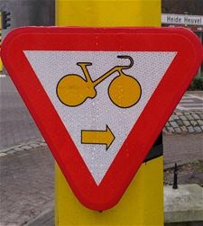 Ook in Lommel hangt nu een verkeersbord B22 - Lommel