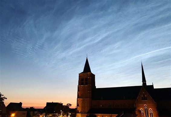 Ook 'lichtende nachtwolken' boven onze kerk - Lommel