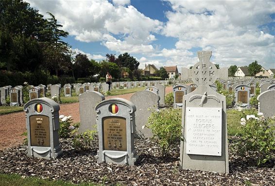 Op het oorlogskerkhof van De Panne - Lommel