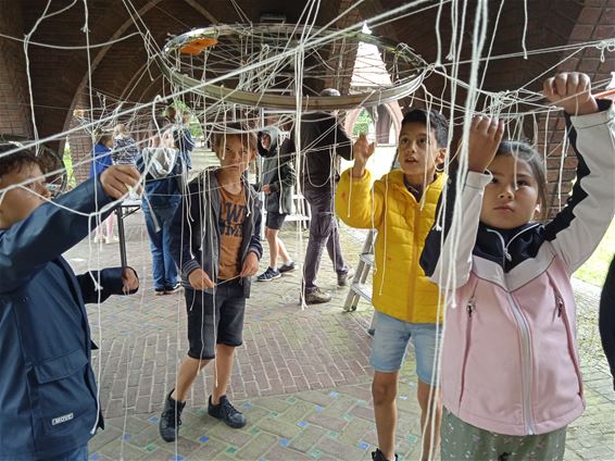 Op schoolreis naar kunstexpo in Mijnkathedraal - Beringen