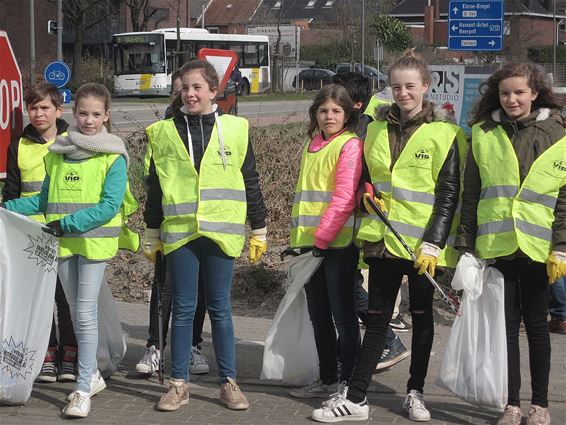 Op straat om zwerfvuil te verwijderen - Overpelt