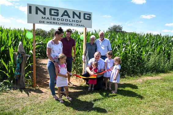 Opening maïsdoolhof en fietsen door de maïs - Beringen