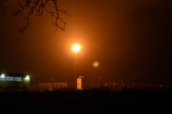 Oranje gloed boven Paal door fakkelen - Beringen